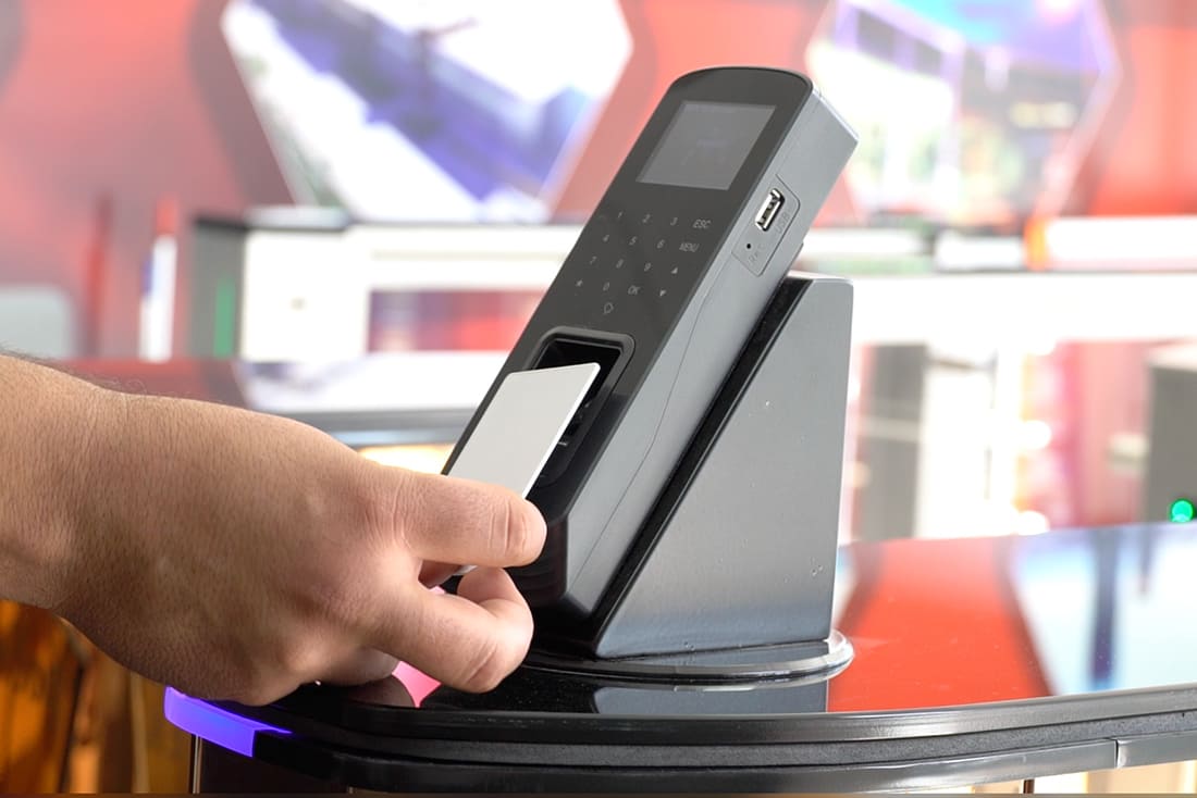 دستگاه حضور و غیاب چیست؟ راهنمای کامل خرید، قیمت و انتخاب بهترین مدل در 1405