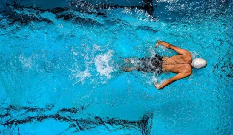 How many calories does an hour of walking in the pool burn?