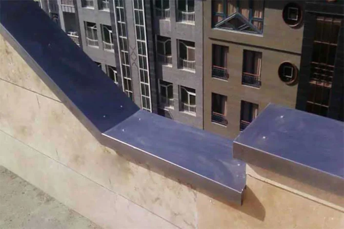 How much is the use of flushing the courtyard wall in the appearance and life of the building?